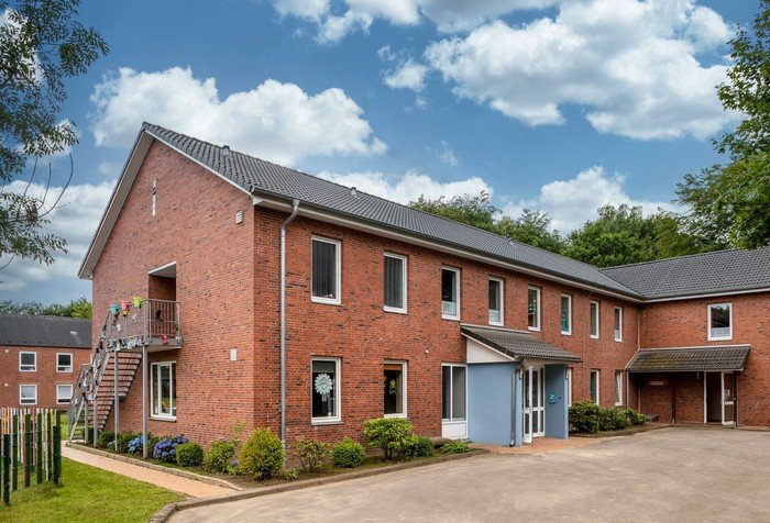 Modernes Kirchenkindergarten-Gebäude mit dekorierter Treppe.