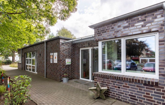 Kirchenkindergarten mit einladender Backsteinfassade.