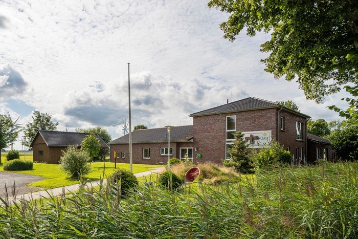 Moderne Kirchenkindergarten-Anlage mit Windrädern.