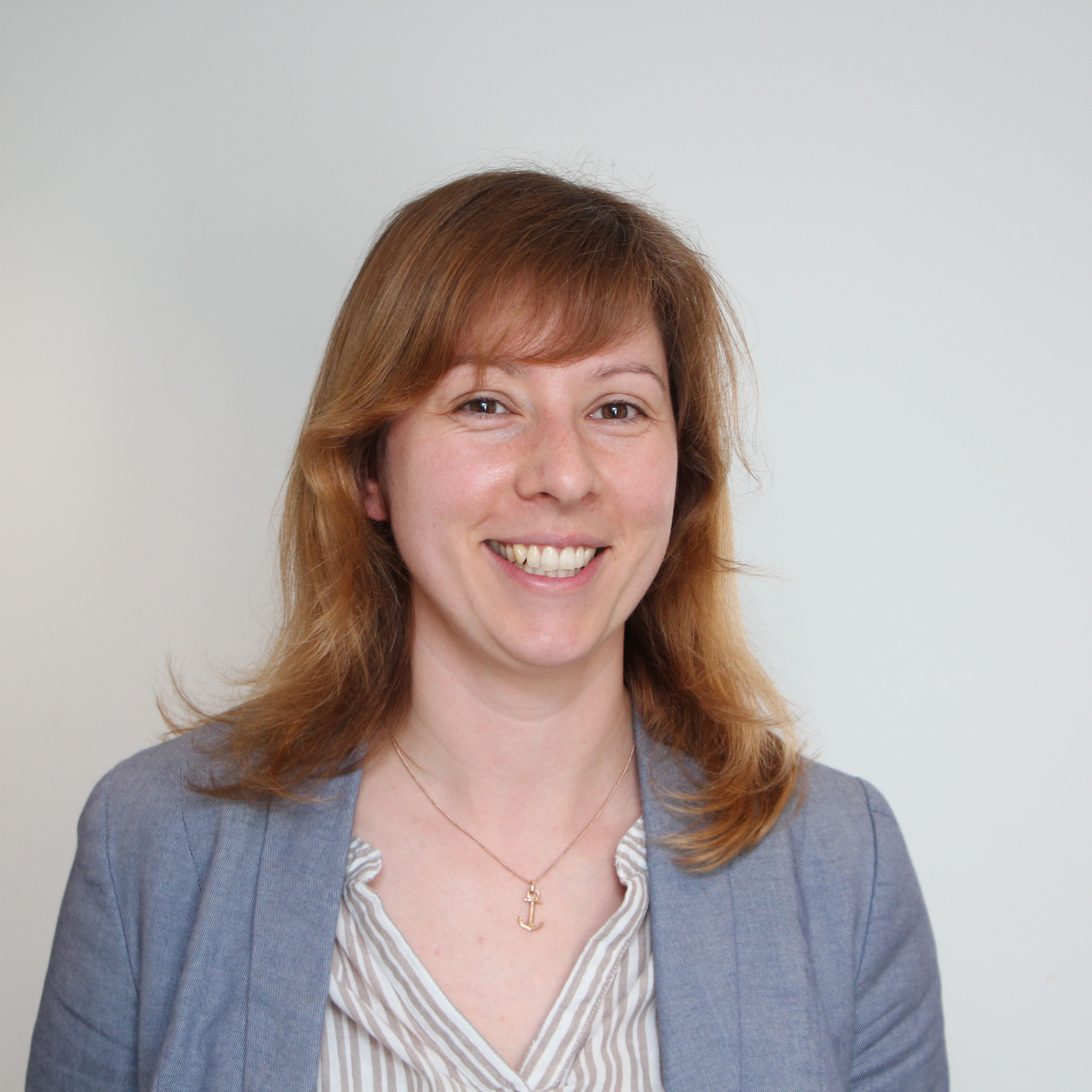 Porträt einer Kirchenmitarbeiterin oder Ehrenamtlichen.