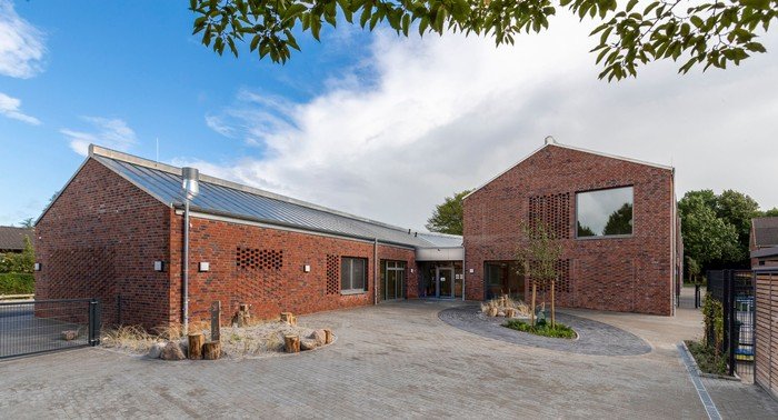 Zeitgenössischer Kirchenkindergarten mit klarem Eingang.