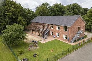 Modernes Kirchenkindergarten-Gebäude mit dekorierter Treppe.