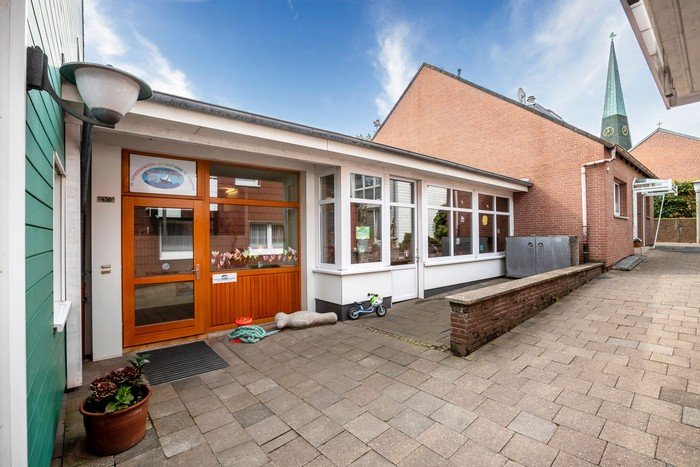 Kirchliche Kindertagesstätte mit einladender Tür.