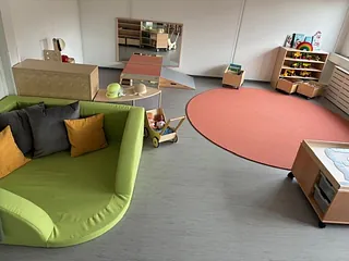 Kindergarten-Gebäude, einladend und naturnah.
