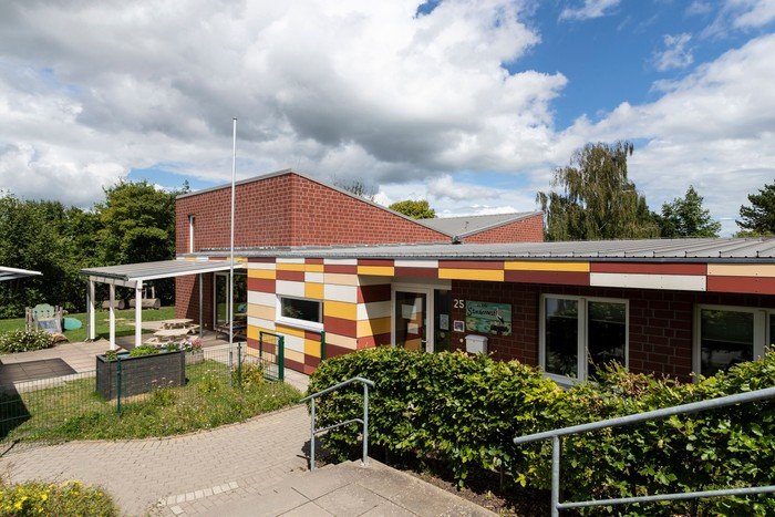 Moderner Kirchenkindergarten mit lebendiger Fassade.