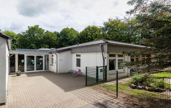 Kirchenkindergarten-Gebäude mit modernem Design.