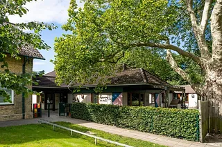 Kirchenkindergarten mit farbigen Details und üppigem Grün.