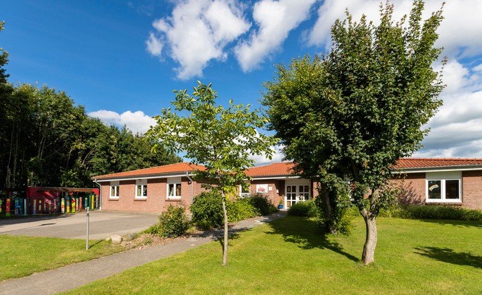 Kindergarten der Kirche an einem sonnigen Tag.