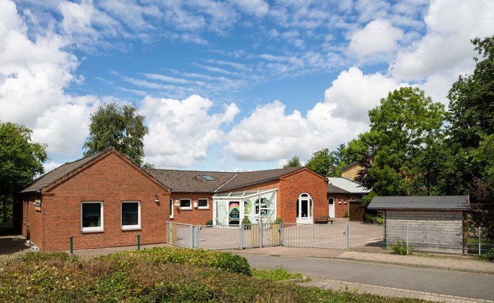 Modernes Kirchenkindergarten-Gebäude mit Glaseingang.