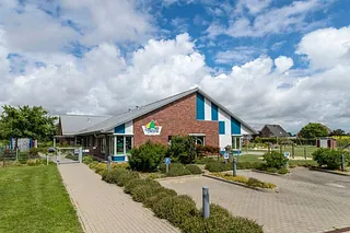 Kindergarten-Gebäude, einladend und naturnah.