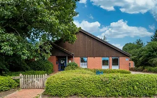 Kirchenkindergarten mit einladendem Weg.