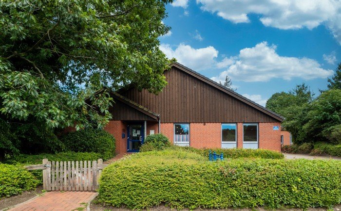 Kirchenkindergarten mit einladendem Weg.