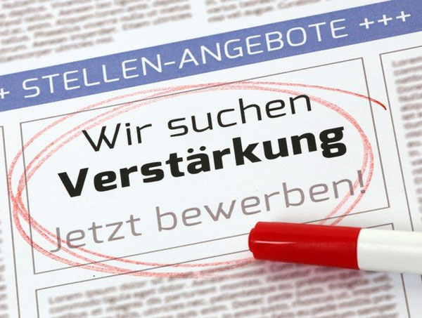 Zeitung mit Jobangebot, zur Bewerbung auffordernd.