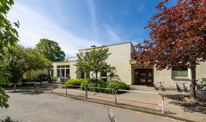 Kindergarten-Gebäude, einladend und naturnah.