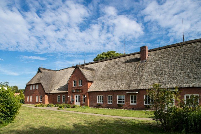 Historisches Pfarrhaus, klassischer Backsteinbau.