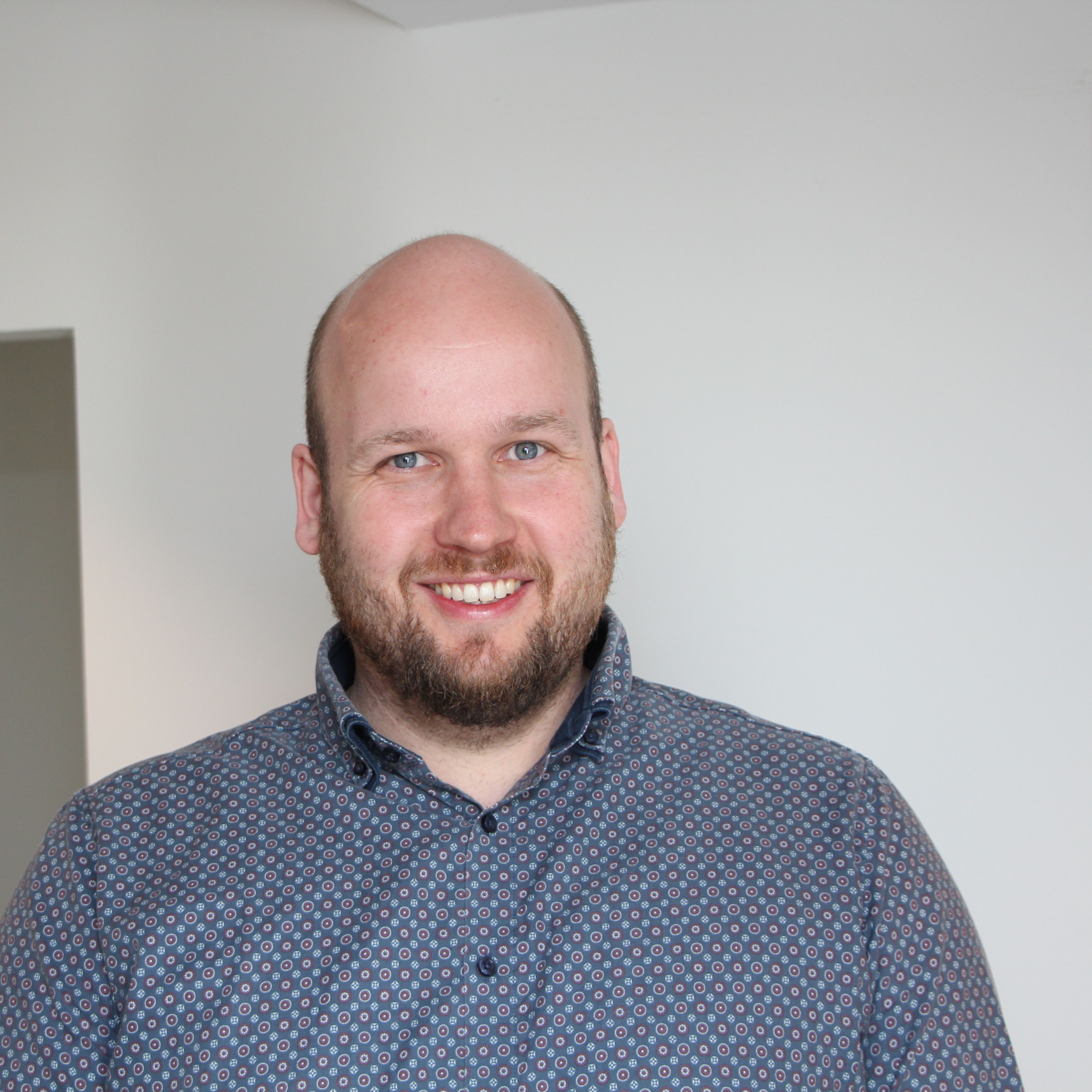 Porträt eines männlichen Kirchenmitarbeiters.