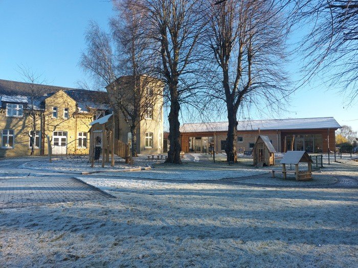 Kirchschulgelände an einem kalten, sonnigen Morgen.