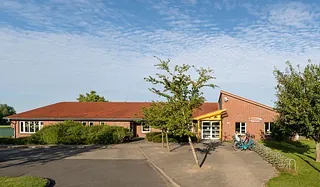 Kirchenkindergarten-Eingang, Fahrräder, Bäume.