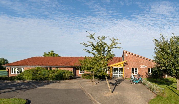 Kirchenkindergarten-Eingang, Fahrräder, Bäume.