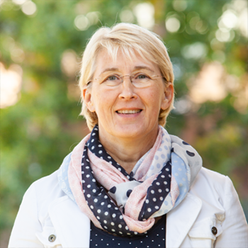 Porträt einer Kirchenleiterin oder Mitarbeiterin.