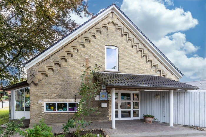 Kirchenkindergarten mit traditioneller Giebelfassade.