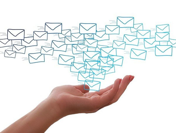 Digitale Reichweite: Hand empfängt viele Nachrichten.